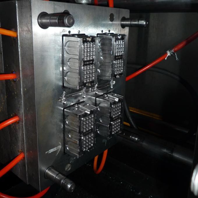 Plastic injection molding operation method